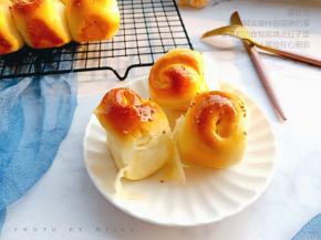 成品，刷了蜂蜜水的小面包太诱人了