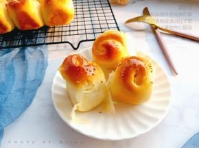 成品，刷了蜂蜜水的小面包太诱人了