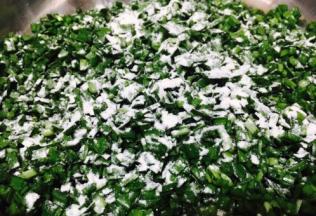 均匀地撒入一把面粉。