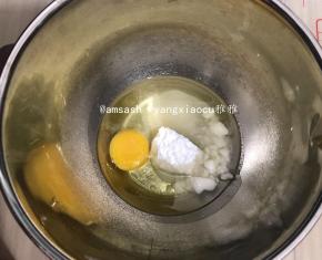 1.把除了低筋面粉之外的其他材料全部倒入料理盆中