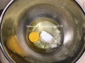 1.把除了低筋面粉之外的其他材料全部倒入料理盆中