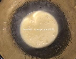 用电动打蛋器打发，打发到浓稠的状态，蛋液稍稍有点变白