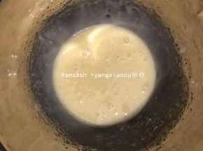 用电动打蛋器打发，打发到浓稠的状态，蛋液稍稍有点变白