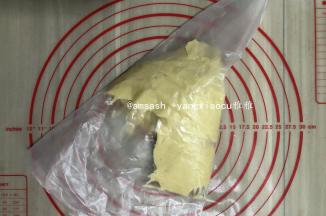 然后把按压好的面糊装进裱花袋中，裱花袋剪一个口子