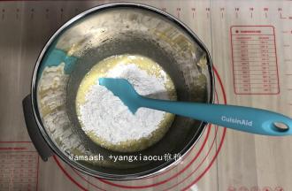 把低筋面粉一次倒入蛋液中，不用过筛，用刮刀按压到无干粉状态
