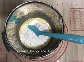 把低筋面粉一次倒入蛋液中，不用过筛，用刮刀按压到无干粉状态