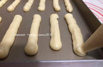 按面糊挤成手指形状，挤在烤箱中，挤的时候要留空隙