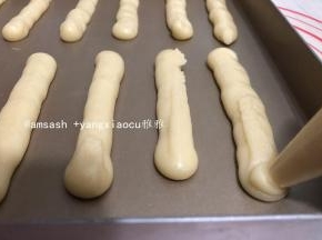按面糊挤成手指形状，挤在烤箱中，挤的时候要留空隙