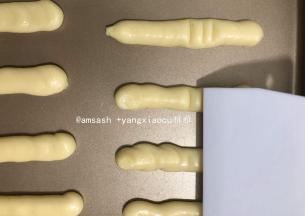 借住刮刀在手指饼干上的指节位置上按压出印子来