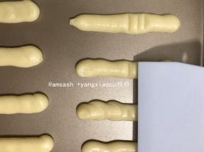 借住刮刀在手指饼干上的指节位置上按压出印子来
