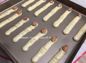 在一端接上一颗沾少量水的大杏仁做指甲，稍稍压扁，然后再稍微整理一下