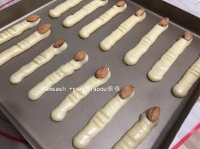 在一端接上一颗沾少量水的大杏仁做指甲，稍稍压扁，然后再稍微整理一下