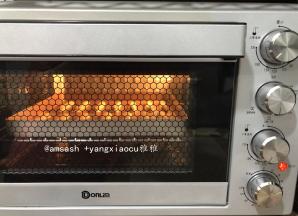 将手指饼干进进预热好的烤箱，上火160度，下火140度的烤箱中烤18分钟，最后几分钟注意上色状态