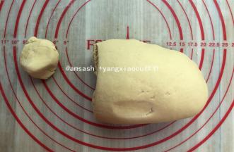 将揉好的面团平均分割成两份，剩下的一半放回面包机桶内，防止面团表面变干。