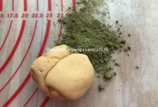 其中一份加入抹茶粉继续揉，揉到抹茶粉和面团完全混合均匀