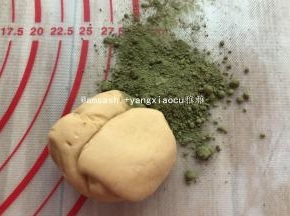 其中一份加入抹茶粉继续揉，揉到抹茶粉和面团完全混合均匀
