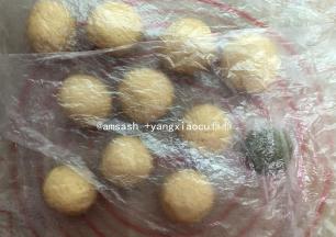 揉好的面团用保鲜袋盖住，松弛20分钟，一定要松弛到位，才可以进行下一步的操作。