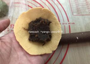 用擀面杖擀出中间厚边缘薄的面皮就可以，实在不会擀，边缘用手捏薄也完全可行，擀好的面皮依然用保鲜膜盖住，取一张包子皮码上适量的豆沙