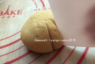 像捏包子一样把口收紧，收口朝下，借用刮板，在包子上按压出一条条纹路，按压的时候，在同一个地方按压两三次，不能用蛮力，要用巧劲，别按压破皮，这样会漏馅的