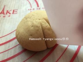 像捏包子一样把口收紧，收口朝下，借用刮板，在包子上按压出一条条纹路，按压的时候，在同一个地方按压两三次，不能用蛮力，要用巧劲，别按压破皮，这样会漏馅的