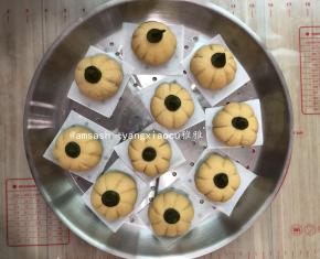 全部做好放在蒸笼上，放的时候要留出空间来，以免发酵的，时候包子都挤在一起了，蒸锅关火，盖上锅盖发酵至1倍大