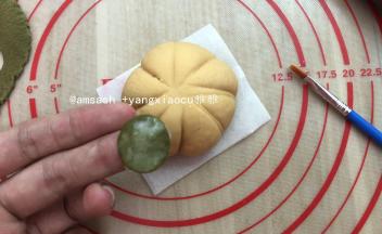 在南瓜头上刷上水或牛奶，然后把南瓜蒂贴上去就可以了