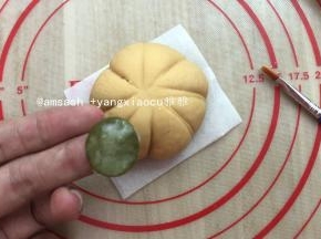 在南瓜头上刷上水或牛奶，然后把南瓜蒂贴上去就可以了