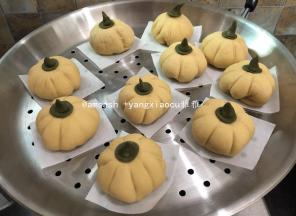 直接开中火蒸12分钟，蒸好后不要马上开盖子，焖3分钟后将盖子打开一条缝，慢慢放气，待蒸汽放得差不多了才完全开盖。