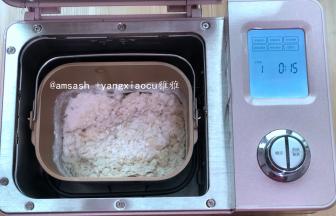 把所有的材料混合均匀，放进面包机揉成光滑的面团，想蒸出来有光滑的表面，口感好，面团一定要揉到位