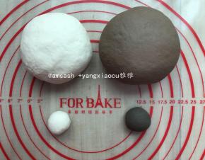 在白色面团取出20克面团，加入竹炭粉揉至完全混合均匀，（如图）