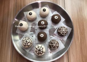 我还用了裱花嘴按压了圆形面片，做成了眼珠子的造型