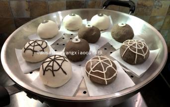 全部做好放在蒸笼上，放的时候要留出空间来，以免发酵的，时候包子都挤在一起了，蒸锅关火，盖上锅盖发酵至1倍大

直接开中火蒸12分钟，蒸好后不要马上开盖子，焖3分钟后将盖子打开一条缝，慢慢放气，待蒸汽放得差不多了才完全开盖。