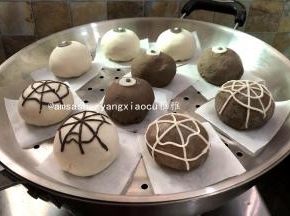 全部做好放在蒸笼上，放的时候要留出空间来，以免发酵的，时候包子都挤在一起了，蒸锅关火，盖上锅盖发酵至1倍大

直接开中火蒸12分钟，蒸好后不要马上开盖子，焖3分钟后将盖子打开一条缝，慢慢放气，待蒸汽放得差不多了才完全开盖。