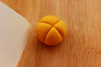 把翻过来的面团用刮板先压上十字。