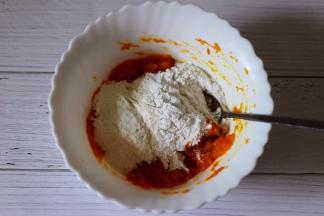 加入10克白糖搅拌均匀后，倒入中筋面粉和糯米粉。