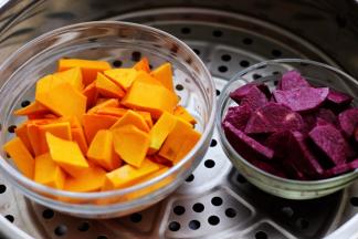 首先把南瓜去皮，去瓤后切薄片，紫薯洗净后去皮切薄片后，放入蒸锅蒸15分钟。