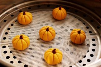 蒸锅里放入适量的清水，大火煮沸后，把做好的南瓜胚放入蒸锅里。