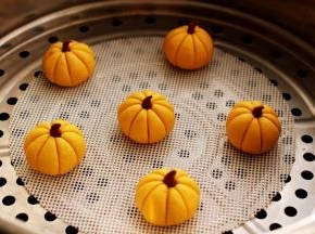 蒸锅里放入适量的清水，大火煮沸后，把做好的南瓜胚放入蒸锅里。