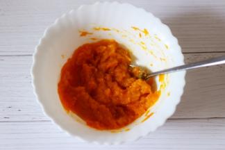 先把南瓜用勺子压成泥状后。