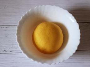 搅拌均匀后揉成光滑的面团静置一会儿。