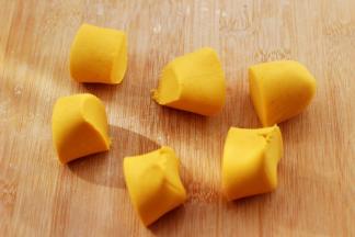 把静置好的南瓜面团揉成长条后，分成6份。