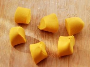 把静置好的南瓜面团揉成长条后，分成6份。