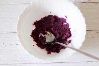 把蒸熟的紫薯用同样的方法捣成泥状。