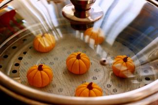 盖上锅盖大火蒸15分钟焖5分钟即可。