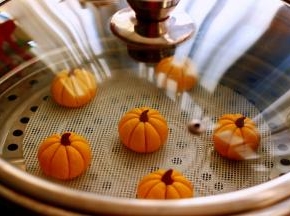 盖上锅盖大火蒸15分钟焖5分钟即可。