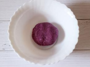 用手揉成光滑的面团静置一会儿。