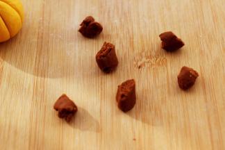 取少许南瓜的面团加入适量的可可粉揉成咖啡色的面团分成6份。