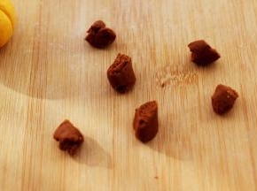 取少许南瓜的面团加入适量的可可粉揉成咖啡色的面团分成6份。