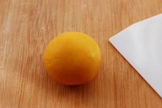 把收紧后的南瓜翻过来。