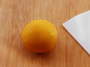 把收紧后的南瓜翻过来。